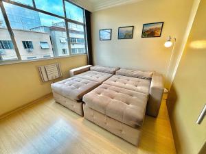 Apê com vista lateral mar a 400m da praia de Copacabana