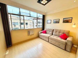 Apê com vista lateral mar a 400m da praia de Copacabana