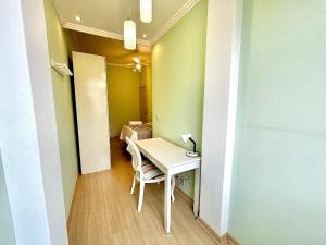 Apê com vista lateral mar a 400m da praia de Copacabana