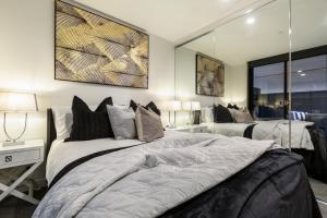 Trendy 2-Level CondoHuge Terrace FREE PARKING