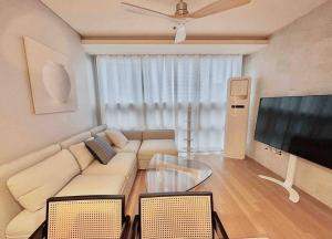 Elegant Stay in Seouls Vibrant Core!