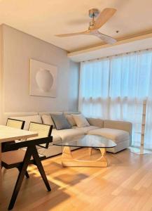 Elegant Stay in Seouls Vibrant Core!