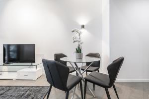 Sassy & Chic Apt on Melbournes Famous St Kilda Rd