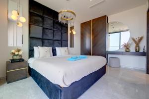 Superlative 24th Floor Apartment Mercury Tower