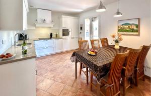 Maisons de vacances Stunning Home In Prades Sur Vernazobre : photos des chambres