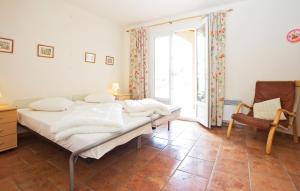 Maisons de vacances Stunning Home In Prades Sur Vernazobre : photos des chambres