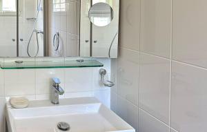 Maisons de vacances Stunning Home In Prades Sur Vernazobre : photos des chambres