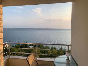Apartment with balcony and swimming pool 