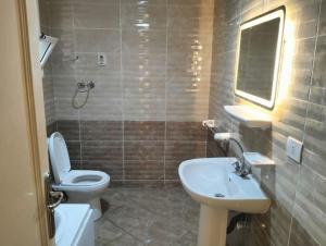 غرفة فندقية مكيفة بحمام داخلي خاص