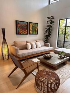 Yucca Villa - Stylish City Retreat