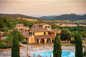 Hotel with swimming pool immersed in the typical Tuscan countryside just 5 minutes from Massa Marittima