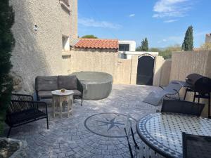 Charmant logement avec un extérieur et un jacuzzi - Ubytování bez kategorie ve městě Lançon-Provence