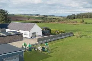 Bungalow with Hot Tub, BBQ Hut, Golf Net , Large Garden & Play Area - Dalrymple