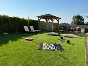 Bungalow with Hot Tub, BBQ Hut, Golf Net , Large Garden & Play Area