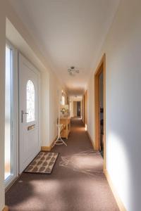 Bungalow with Hot Tub, BBQ Hut, Golf Net , Large Garden & Play Area