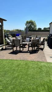 Bungalow with Hot Tub, BBQ Hut, Golf Net , Large Garden & Play Area