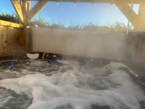 Bungalow with Hot Tub, BBQ Hut, Golf Net , Large Garden & Play Area