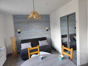 Appartements Ossau T2 5 personnes tt confort climatisation piscine linge de maison inclus moustiquaires vue montagne plein sud : photos des chambres