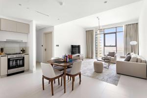 Silkhaus Vacation Homes Mid Floor Marina Vista with Private Beach