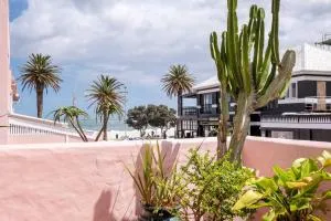 Casa Caprice - a 3 bed home steps from the beach - Camps Bay
