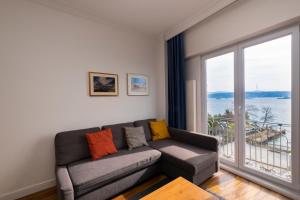 Trendy Waterfront Apt with a Striking View