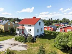 Guestly Homes - 4BR Villa with 3 Levels & Sauna - Piteå