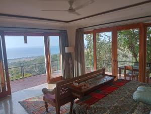 LiRi Villa - Ocean, hills, valley view