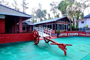 Coffee Crown Homestay - 1KM Falls, Home Food & Coffee Estate
