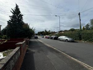 Spacious Home, Walk to City Centre & Free Parking