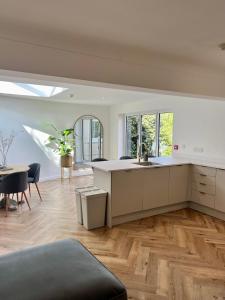 Lodge with Jacuzzi Hot Tub at The Waun Wyllt