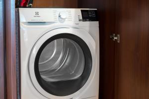 Hala Mirowska Spacious Apartment by BookingHost