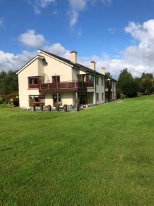 Private Room in Apartment beside Druids Glen Hotel