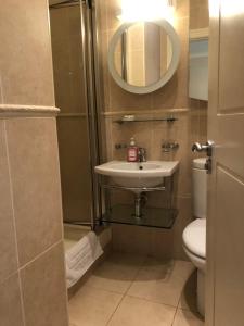 Private Room in Apartment beside Druids Glen Hotel