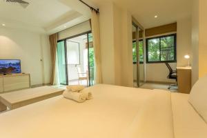 Cozy 1BR Poolside Apartment with Scenic Balcony C132