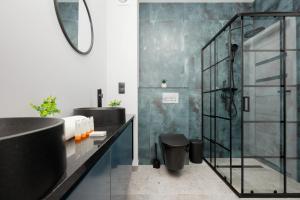 Jasny Apartament z Ogrodem i Parkingiem na Przedmieściach Warszawy by Noclegi Renters