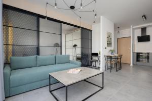 Jasny Apartament z Ogrodem i Parkingiem na Przedmieściach Warszawy by Noclegi Renters