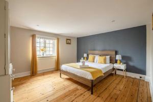 Riverside Gem, 2 Homes, Heated Pool, Hot Tub & Sauna