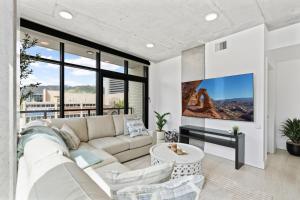 2bd 2ba Best style and location Pool spa gym pkg!