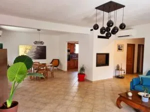 Maison agréable avec grands volumes - Orone