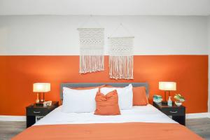 Spacious 5BR 3BA Holiday Home Close to Stadiums with Hot Tub