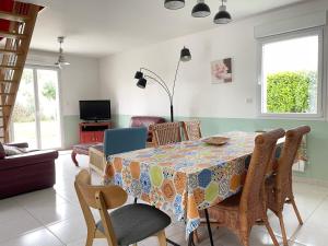 Maisons de vacances Sweet Omaha Belle maison recente lumineuse et cosy bien equipee jardin clos 15 mn a pied plage Omaha Beach et proche de Bayeux & Port en Bessin : photos des chambres