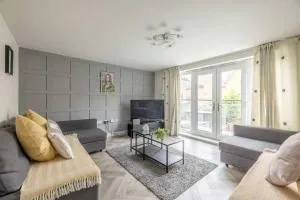 Modern Home - Slough, Heathrow, Pinewood - Parking - Langley Marish