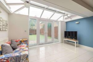 Modern Home - Slough, Heathrow, Pinewood - Parking