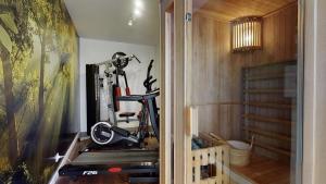 Villas Villa 75m2 avec Piscine et Jacuzzi prives, Sauna et Home-Cinema a 800m des Commodites : photos des chambres