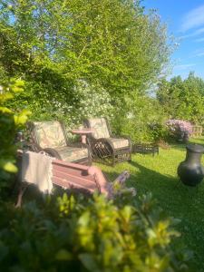 The Pink Cottage upstairs suite & Garden Summer Room