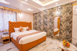 Golden Oak by The Lake Hill