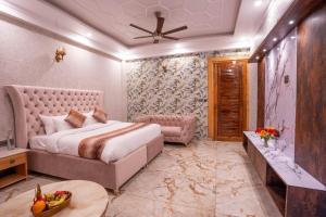 Golden Oak by The Lake Hill