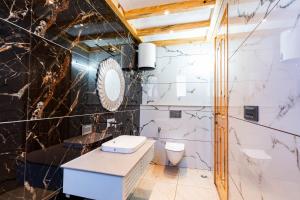 Golden Oak by The Lake Hill