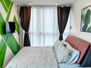 BGC Uptown Parksuites 2BR Skyline View with Balcony and Bathtub