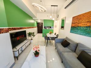 BGC Uptown Parksuites 2BR Skyline View with Balcony and Bathtub